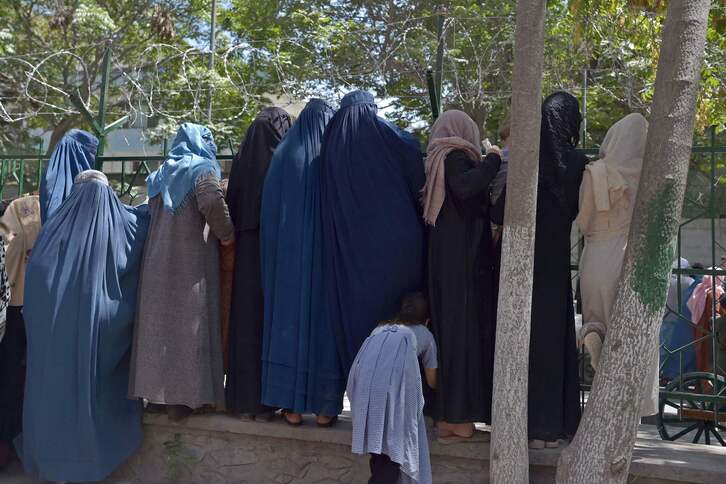 Un grupo de mujeres en la frontera entre Afganistán e Irán. (Wakil KOHSAR / AFP)