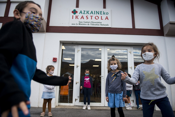 Alumnos de la ikastola de Azkaine juegan a la entrada del centro, en otoño de 2020. (Guillaume FAUVEAU)