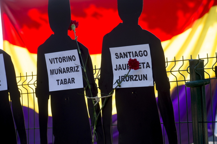 Nombres de fallecidos en Valcaldera, en un acto de recuerdo. (Iñigo URIZ | FOKU)