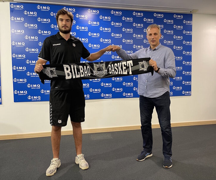 Alex Galán y Pedja Savovic, en la presentación del jugador este lunes. (BILBAO BASKET)