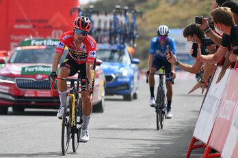 Primoz Roglic cruza la meta por delante de Enric Mas en la etapa del domingo. (José JORDÁN/AFP)