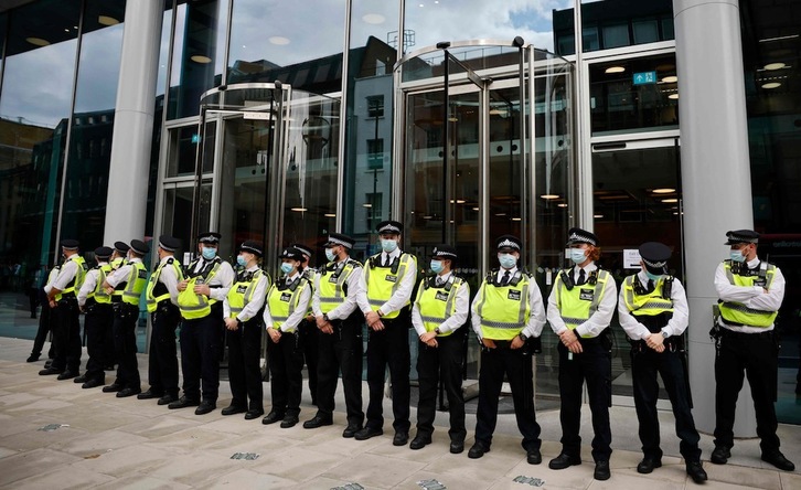 Agentes de la Policía Metropolitana forman un cordón frente a la sede de ITN en Londres después de que manifestantes anti-vax irrumpieran en el edificio. (Tolga AKMEN |AFP)