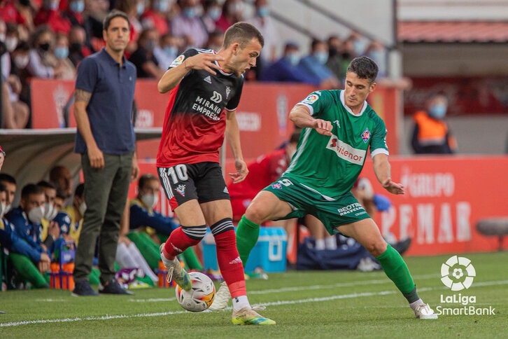 El técnico Iñigo Vélez de Mendizabal sigue de cerca una jugada del Mirandés-Amorebieta. (LALIGA)