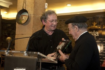 "Gure Bazterrak" emankizunaren animatzaileak, Etxezarreta eta Casaubon, "Argia" saria eskutan, 2012an. (Juan Carlos RUIZ/FOKU)
