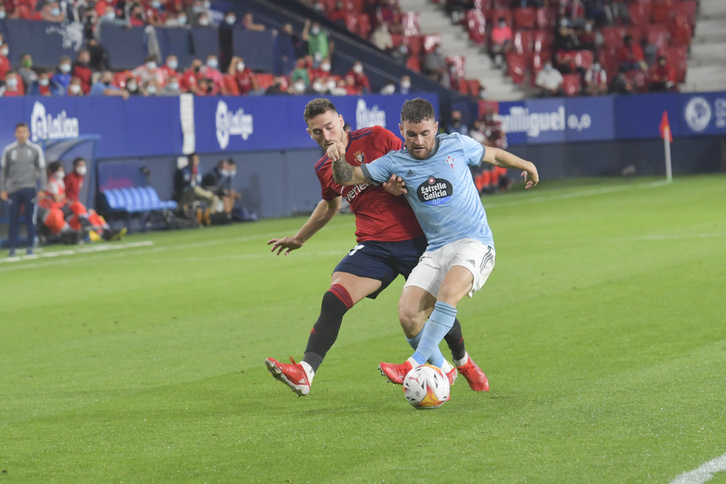 Kike Barja presiona a Javi Galán en el partido de este pasado lunes. (Idoia ZABALETA/FOKU)