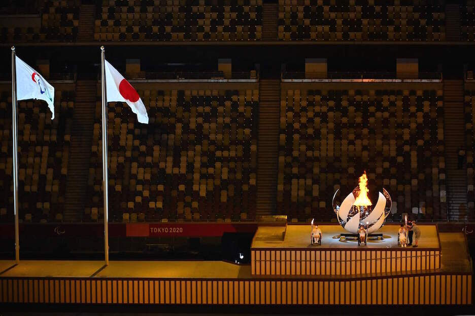 Imagen general del pebetero ya encendido en el estadio olímpico de Tokio. (AFP)