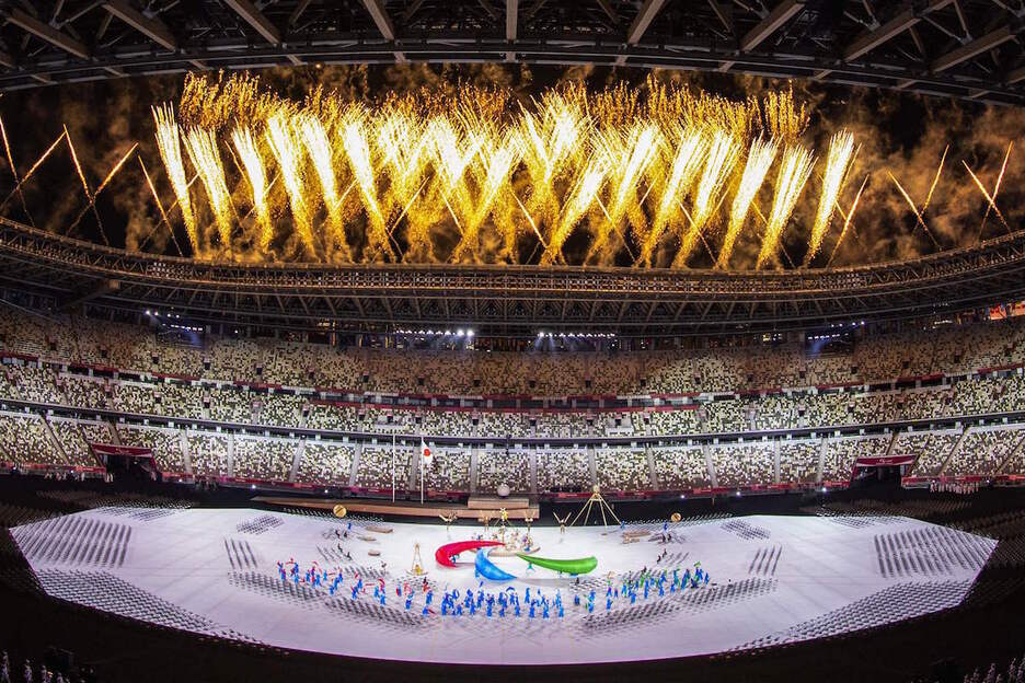 Otra imagen general del estadio durante la gala con el símbolo de los Paralímpicos en medio. (AFP)
