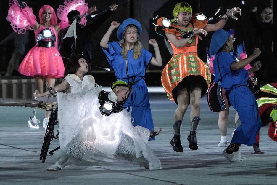Varios artistas disfrazados se dejan llevar por el movimiento de la escenografía. (AFP)