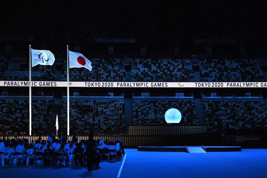 Las banderas de Japón y los Juegos Paralímpicos ya ondean en Tokio. (AFP)