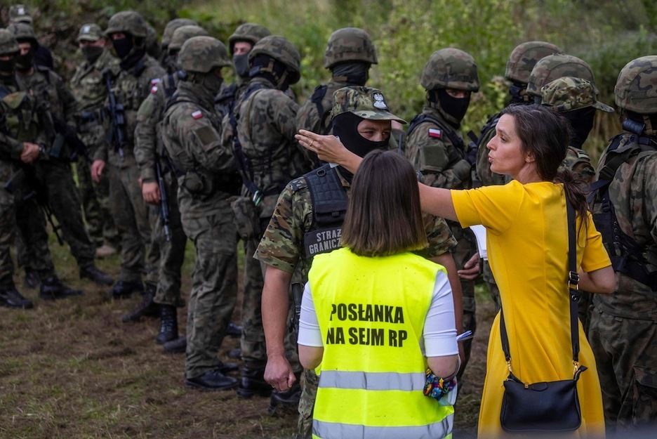 La política polaca Klaudia Jachira intenta negociar con la Guardia Fronteriza para que los migrantes puedan tramitar la solicitud de asilo en la UE. (Wojtek RADWANSKI | AFP)