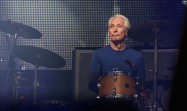 Charlie Watts, el elegante batería de los Rolling fallecido este martes, en una imagen de 2013. (Andrew COWIE | AFP)