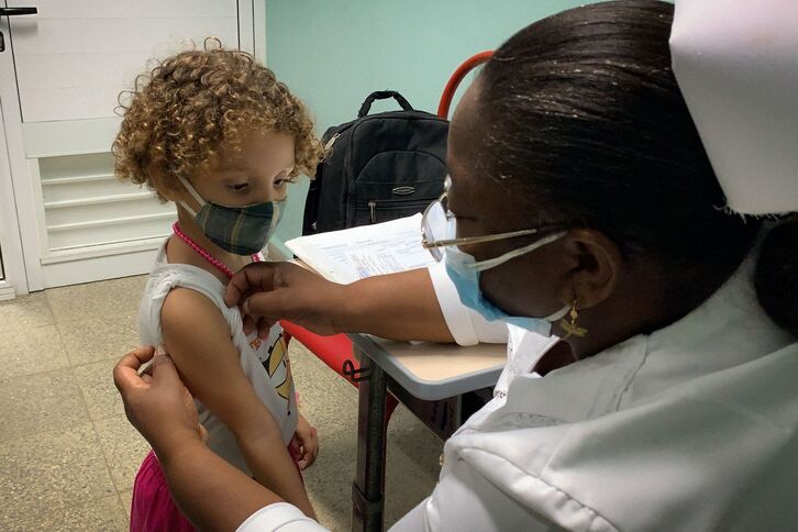 Imagen del ensayo de la vacuna infantil en un hospital de La Habana. (Adalberto ROQUE / AFP)
