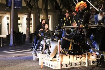 Lana Wachowski dirigiendo una escena de 'The Matrix: Resurrection', una de las grandes bazas de la Industria. (Warner Bros.)