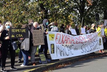 Movilización llevada a cabo en Hendaia en octubre de 2020 para reclamar el cierre de los centros de retención. (Bob EDME) d