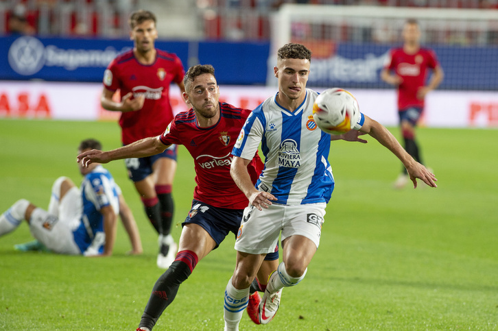 Kike Barja aprieta a un rival durante el partido contra el Espanyol. (Iñigo URIZ/FOKU)