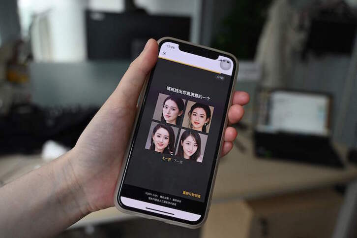 Algunos rostros que se pueden seleccionar como parejas virtuales con el programa de XiaoIce. (Greg BAKER/AFP)