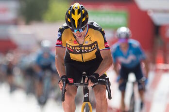 Primoz Roglic ha logrado su segunda victoria en la Vuelta al superar a Enric Mas en el repecho final. (Jorge GUERRERO/AFP)