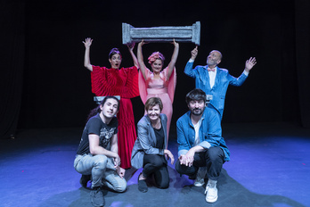 Itziar Lazkano, de rodillas y en el centro, entre el equipo de «Palabrarismos». (Marisol RAMIREZ | FOKU)