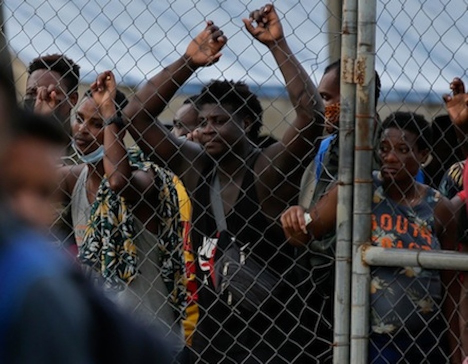 Esperando a salir de la Estación de Recepción de Migrantes (ESM) de San Vicente, en Metetí, en la provincia panameña de Darién. (Rogelio FIGUEROA | AFP) Esperando a salir de la Estación de Recepción de Migrantes (ESM) de San Vicente, en Metetí, en la provincia panameña de Darién. (Rogelio FIGUEROA | AFP)