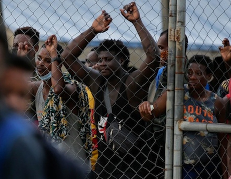 Esperando a salir de la Estación de Recepción de Migrantes (ESM) de San Vicente, en Metetí, en la provincia panameña de Darién. (Rogelio FIGUEROA | AFP)
