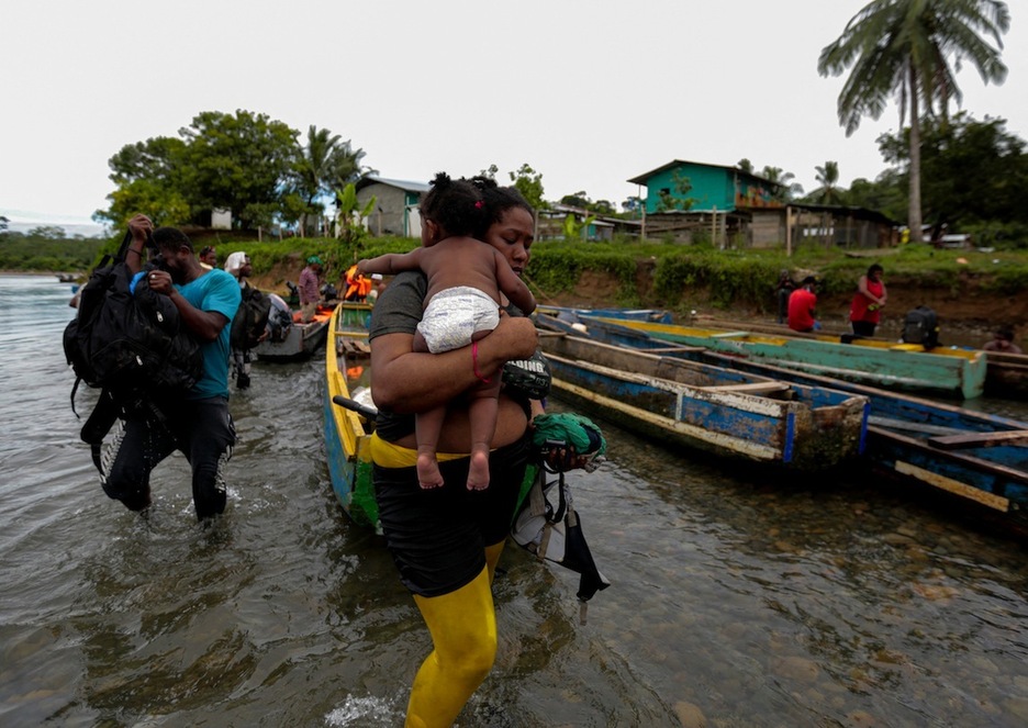 Una mujer con su bebé a su llegada a la aldea de Bajo Chiquito, a la orilla del río Tuquesa. (Rogelio FIGUEROA | AFP)