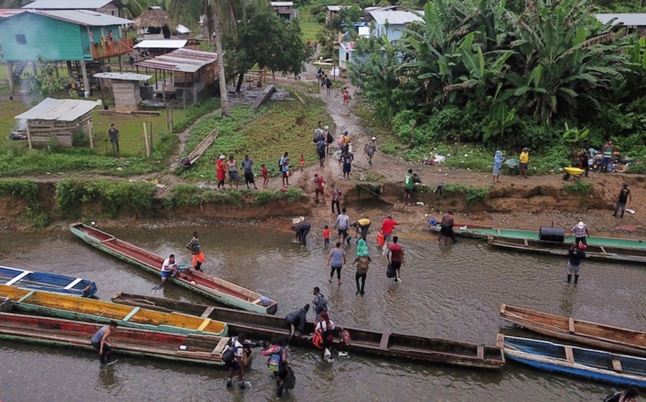 Un grupo de migrantes llega a Bajo Chiquito, en Panamá. (Ivan PISARENKO | AFP)