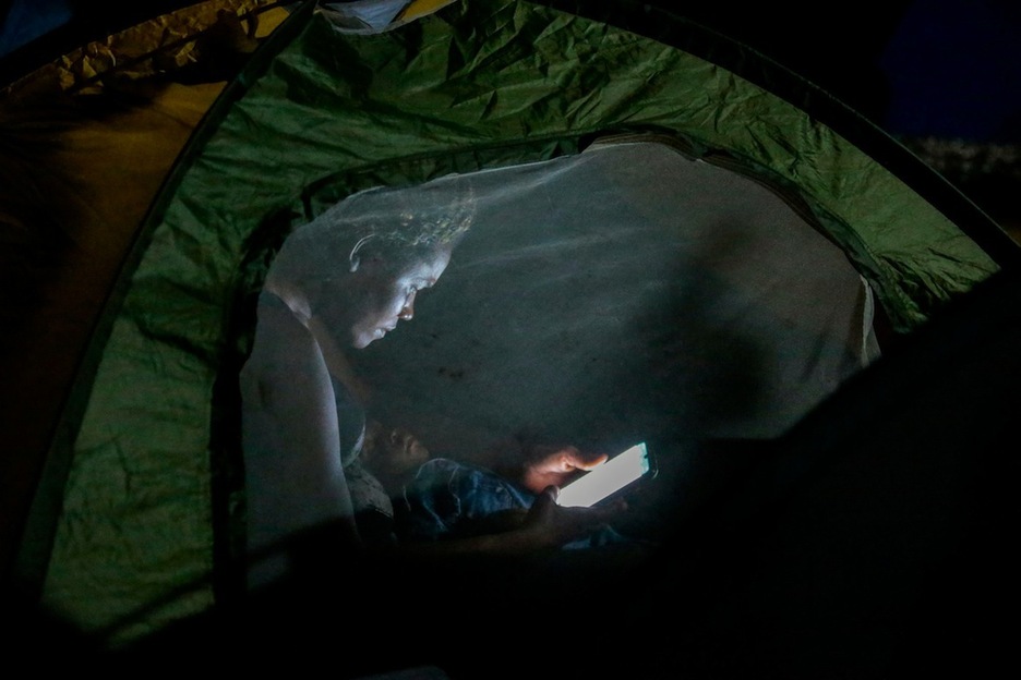 Una mujer y un niño en una tienda de campaña en el campamento instalado en la aldea de Bajo Chiquito, en Panamá. (Rogelio FIGUEROA | AFP) Una mujer y un niño en una tienda de campaña en el campamento instalado en la aldea de Bajo Chiquito, en Panamá. (Rogelio FIGUEROA | AFP)