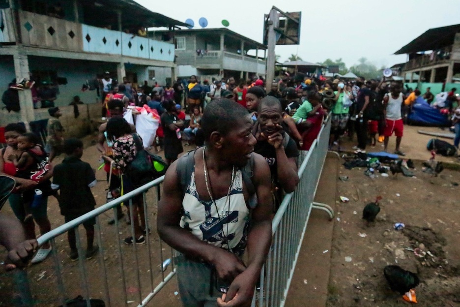 Migrantes esperan a ser transportados desde Bajo Chiquito a Lajas Blancas, en Panamá. (Rogelio FIGUEROA | AFP)