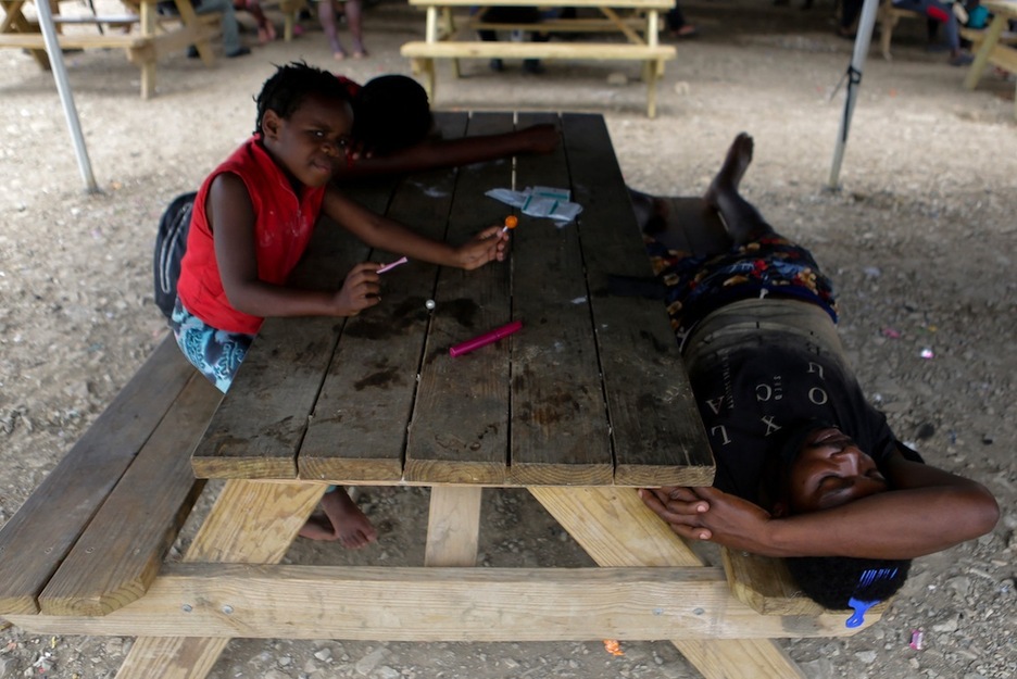 Una familia descansa en el campamento migratorio de San Vicente, en Metetí. (Rogelio FIGUEROA | AFP)