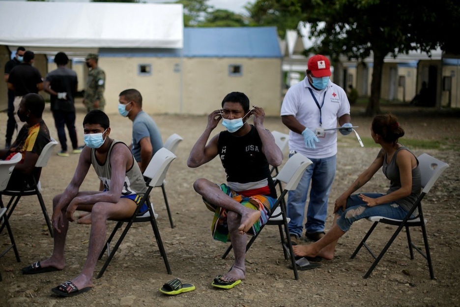 Recibiendo asistencia médica en Metetí antes de seguir camino hacia EEUU a través de Centroamérica. (Rogelio FIGUEROA | AFP)