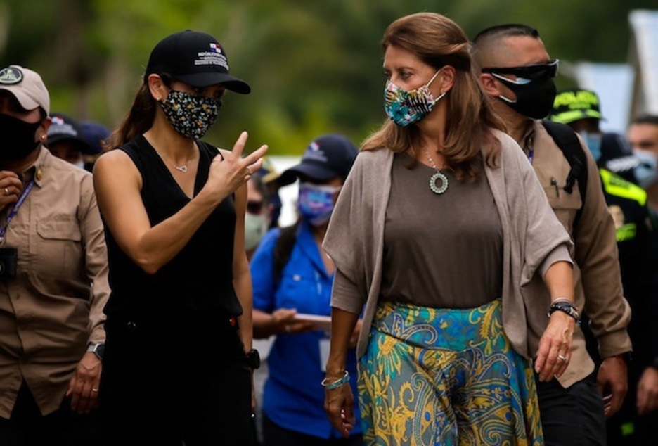 La ministra de Relaciones Exteriores de Panamá, Erika Mouynes, a la izquierda, conversa con su homóloga de Colombia, Marta Lucía Ramírez, durante su encuentro en el paso de migrantes de Metetí el 6 de agosto. (Rogelio FIGUEROA | AFP) La ministra de Relaciones Exteriores de Panamá, Erika Mouynes, a la izquierda, conversa con su homóloga de Colombia, Marta Lucía Ramírez, durante su encuentro en el paso de migrantes de Metetí el 6 de agosto. (Rogelio FIGUEROA | AFP)