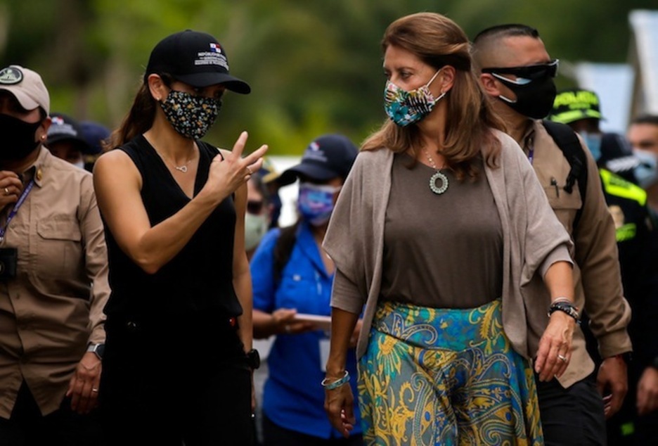 La ministra de Relaciones Exteriores de Panamá, Erika Mouynes, a la izquierda, conversa con su homóloga de Colombia, Marta Lucía Ramírez, durante su encuentro en el paso de migrantes de Metetí el 6 de agosto. (Rogelio FIGUEROA | AFP)