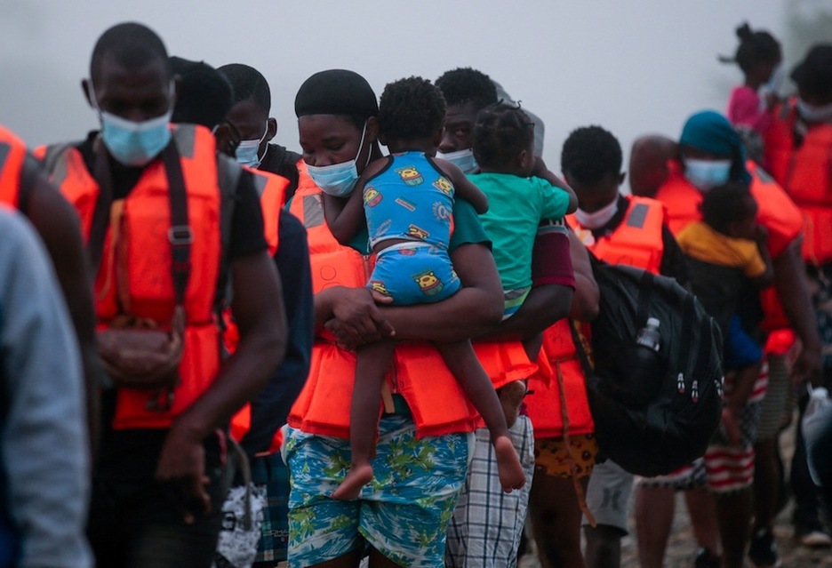 Con chalecos flotadores, migrantes caminan hacia el bote donde serán transportados desde Bajo Chiquito hasta Lajas Blancas. (Rogelio FIGUEROA | AFP) Con chalecos flotadores, migrantes caminan hacia el bote donde serán transportados desde Bajo Chiquito hasta Lajas Blancas. (Rogelio FIGUEROA | AFP)
