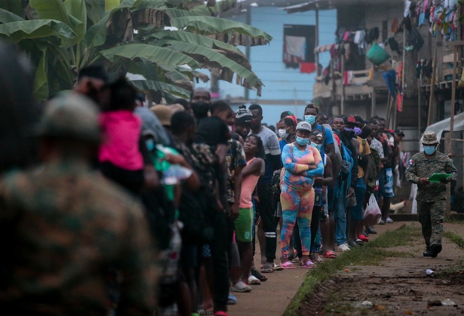 Otra larga cola en Bajo Chiquito esperando a retomar el itinerario a través de Panamá. (Rogelio FIGUEROA | AFP)