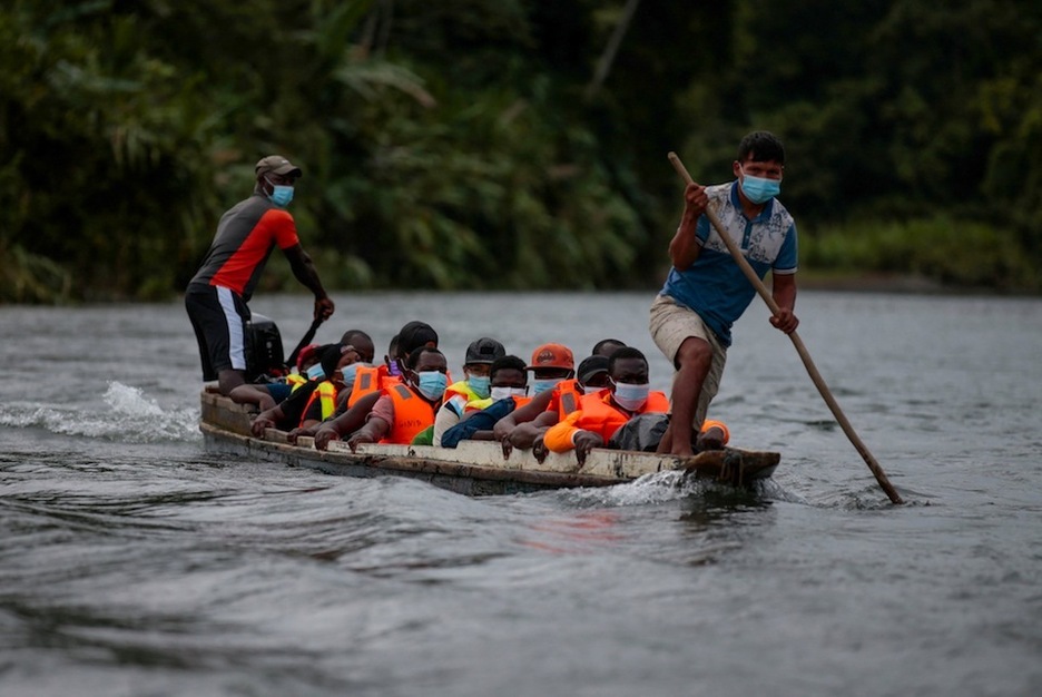 El transporte desde Bajo Chiquito hasta Lajas Blancas se hace en canoa. (Rogelio FIGUEROA | AFP) 