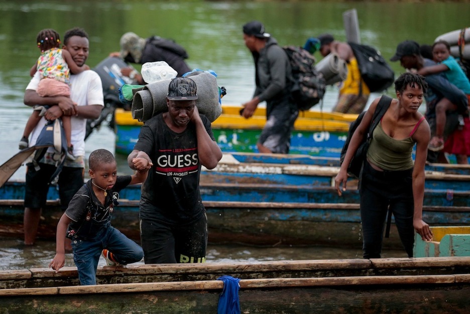 Un grupo de migrantes llega por el río Tuquesa a la aldea de Bajo Chiquito, en la provincia panameña de Darién, el 22 de agosto de 2021. (Rogelio FIGUEROA | AFP) Un grupo de migrantes llega por el río Tuquesa a la aldea de Bajo Chiquito, en la provincia panameña de Darién, el 22 de agosto de 2021. (Rogelio FIGUEROA | AFP)