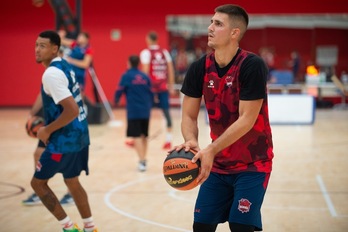 Marinkovic, uno de los fichajes de este nuevo Saski Baskonia, en pleno entrenamiento de pretemporada. (SASKI BASKONIA)
