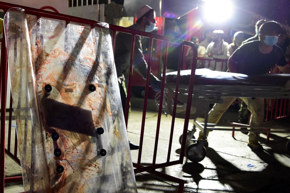 El personal médico mueve una camilla para atender a las personas heridas para el tratamiento después de las explosiones. (Wakil KOHSAR/AFP) El personal médico mueve una camilla para atender a las personas heridas para el tratamiento después de las explosiones. (Wakil KOHSAR/AFP)