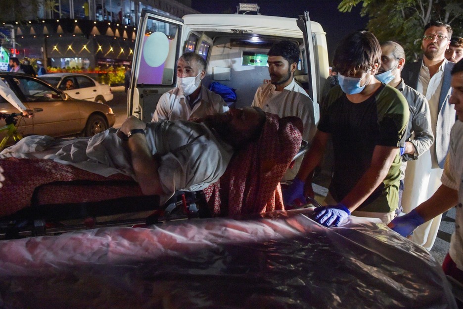 Los voluntarios y el personal médico atienden a un hombre herido. (Wakil KOHSAR/AFP) Los voluntarios y el personal médico atienden a un hombre herido. (Wakil KOHSAR/AFP)