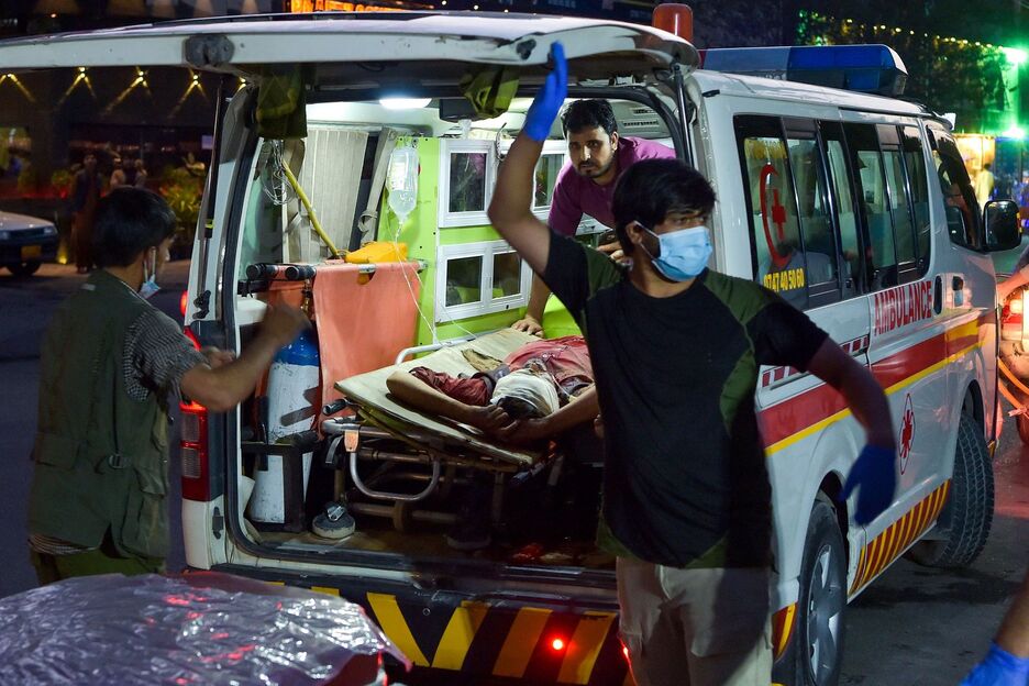 Médicos trasladan a una persona herida en ambulancia. (Wakil KOHSAR/AFP) Médicos trasladan a una persona herida en ambulancia. (Wakil KOHSAR/AFP)
