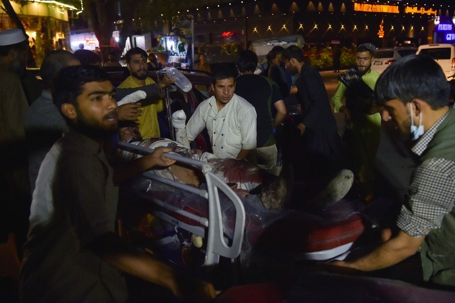 Voluntarios y personal médico traslada a un hombre herido en una camilla. (Wakil KOHSAR/AFP) Voluntarios y personal médico traslada a un hombre herido en una camilla. (Wakil KOHSAR/AFP)