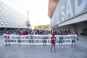Hainbat zale gorritxok elkarretaratze jendetsua egin dute gaur arratsaldean Sadar ondoan. (Iñigo URIZ/FOKU) 