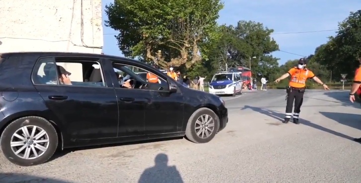 Agentes de la Ertzaintza realizan controles alrededor del baserri donde se celebró la supuesta fiesta. (NAIZ)