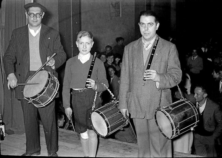 Manolo Garcia de Andoin, ezkerrean, Justo Agirrezabalekin eta Iñaki Perez Viñegrarekin (ARQUE/AMVG)