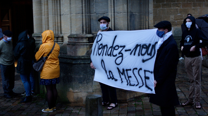 Un acto ante la catedral de Baiona para pedir que se pudieran celebrar misas, durante el confinamiento. (NAIZ)