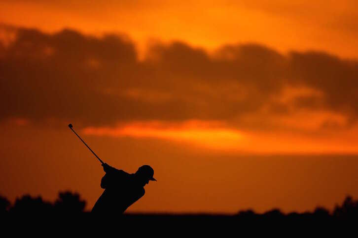 Silueta de Jon Rahm con el atardecer al fondo. (Cliff HAWKINS/AFP)