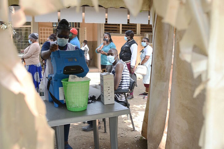 Una sanitaria prepara una dosis de la vacuna contra el covid-19 en un centro de vacunación de Nairobi (Kenia), el pasado 10 de agosto. (Simon MAINA/AFP)