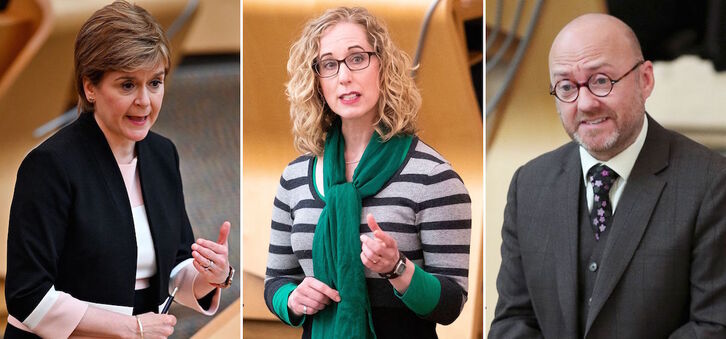 De izquierda derecha la ministra principal y líder del SNP, Nicola Sturgeon,y los colíderes de Los Verdes Lorna Slater y Patrick Harvie. (Russell CHEYNE/AFP)