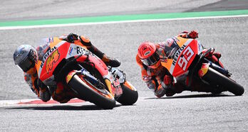 Pol Espargaró, seguido muy de cerca por su compañero Marc Márquez. (Joe KLAMAR/AFP)