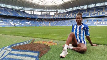 Tessy Ebosele, Realeko kamisetarekin Reale Arena futbol-zelaian. (REAL SOCIEDAD)
